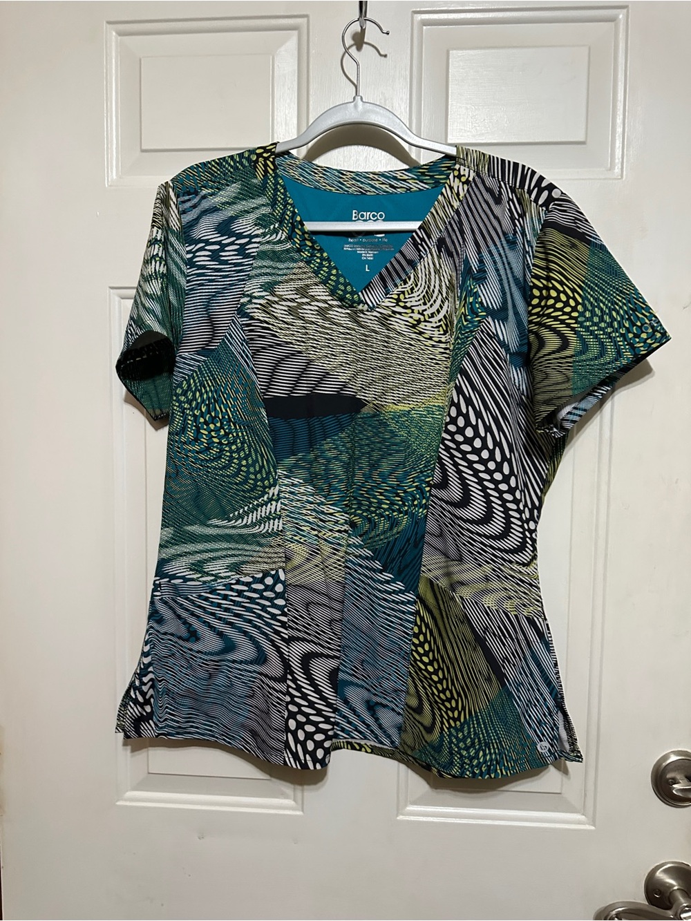 Barco One Scrub Top Large Green Blue Abstract Geometric V Neck Stretch Pockets